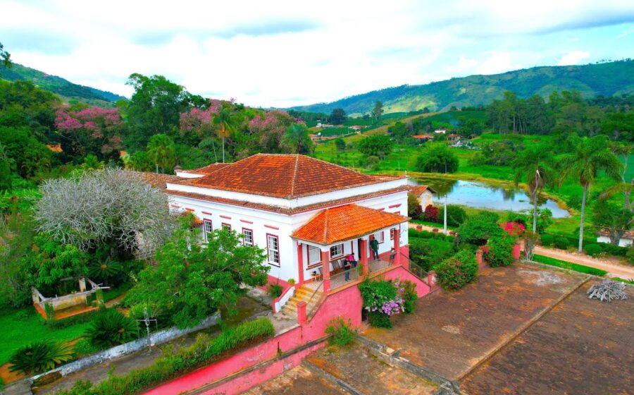 Fazenda no interior de SP transformada em agroturismo com chalés, trilhas e produção agroecológica