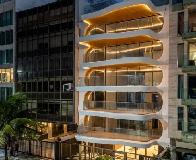 Fachada de edifício de altíssimo padrão em São Paulo com assinatura arquitetônica e áreas de wellness