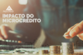 Empreendedor brasileiro recebendo microcrédito orientado com apoio de agente financeiro