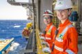 Navio Starnav Elektra da Petrobras no mar com tripulação 100% feminina no convés