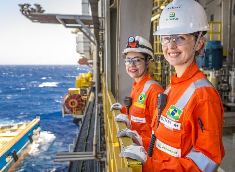 Navio Starnav Elektra da Petrobras no mar com tripulação 100% feminina no convés