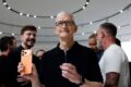 John Ternus, novo CEO da Apple, em retrato executivo com fundo tecnológico sugerindo futuro iPhone