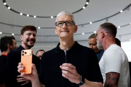 John Ternus, novo CEO da Apple, em retrato executivo com fundo tecnológico sugerindo futuro iPhone