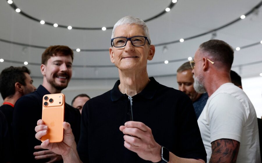 John Ternus, novo CEO da Apple, em retrato executivo com fundo tecnológico sugerindo futuro iPhone