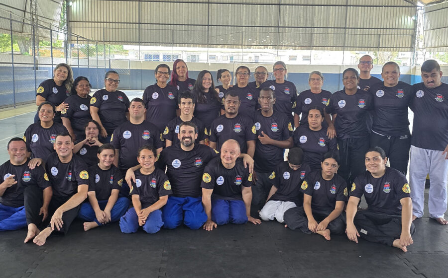 Mônica Mota, empreendedora, segurando camisa social adaptada para gestantes em fábrica de uniformes inclusivos