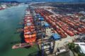 Navio de grande porte no canal do Porto de Santos durante dragagem para ampliar calado em 2 metros