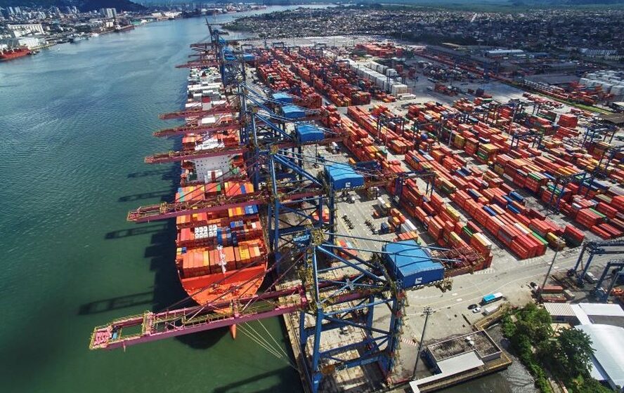 Navio de grande porte no canal do Porto de Santos durante dragagem para ampliar calado em 2 metros