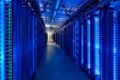 Data center moderno no Brasil com infraestrutura de energia renovável conectada à rede elétrica nacional