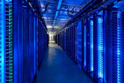 Data center moderno no Brasil com infraestrutura de energia renovável conectada à rede elétrica nacional