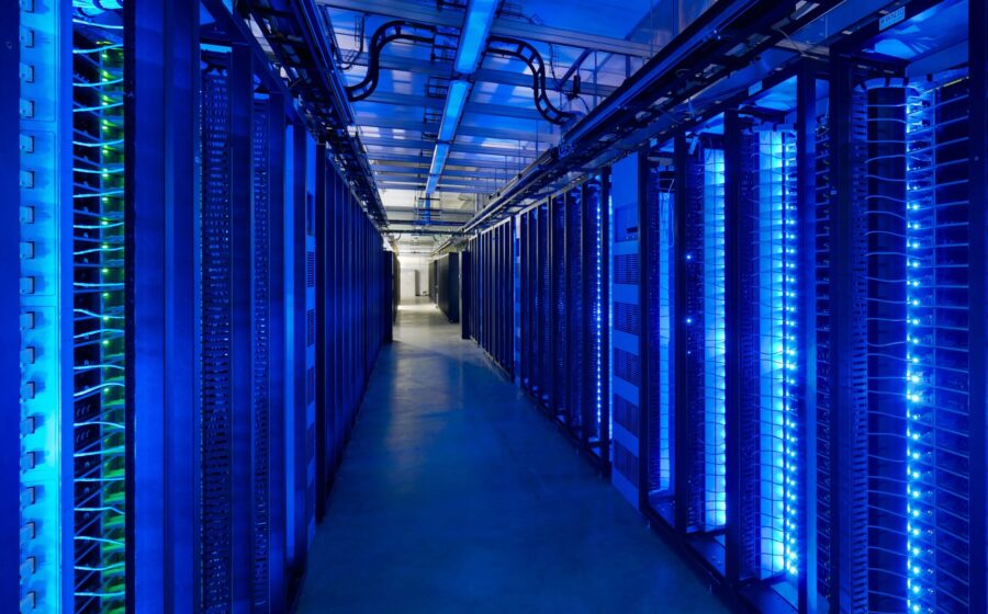 Data center moderno no Brasil com infraestrutura de energia renovável conectada à rede elétrica nacional