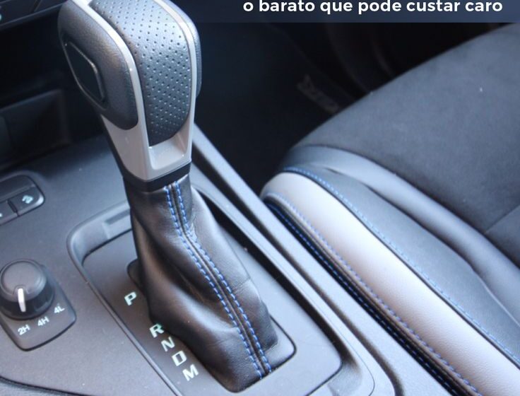 Mecânico inspecionando câmbio automático AL4 DP0 em oficina brasileira