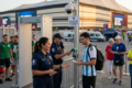 Postes de energia em área urbana brasileira representando infraestrutura de banda larga e novo modelo de cessão onerosa