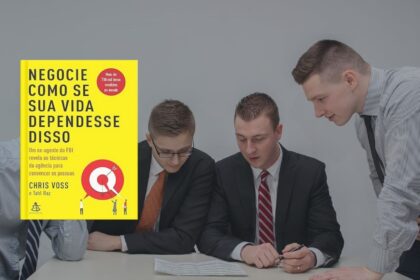 Gerente da Vilarejo negocia com cliente planta de obra e amostras de acabamentos