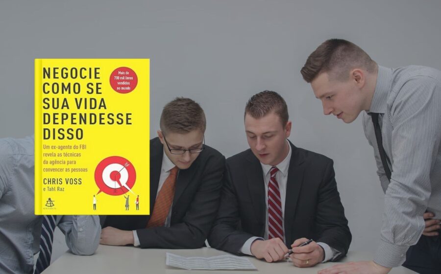 Gerente da Vilarejo negocia com cliente planta de obra e amostras de acabamentos
