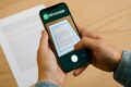 Eleitor usando e-Título no celular com foto validada para votar nas eleições 2026 sem título de papel