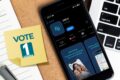 Eleitor usando smartphone com aplicativo e-Título aberto na seção eleitoral