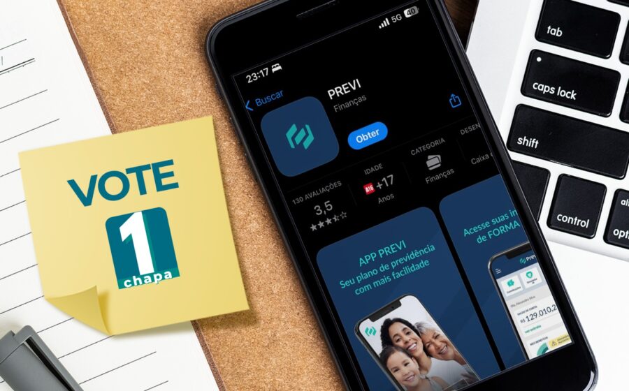 Eleitor usando smartphone com aplicativo e-Título aberto na seção eleitoral