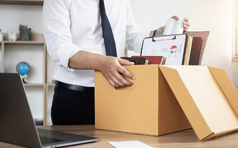 Funcionário japonês entrega carta de demissão a agência especializada