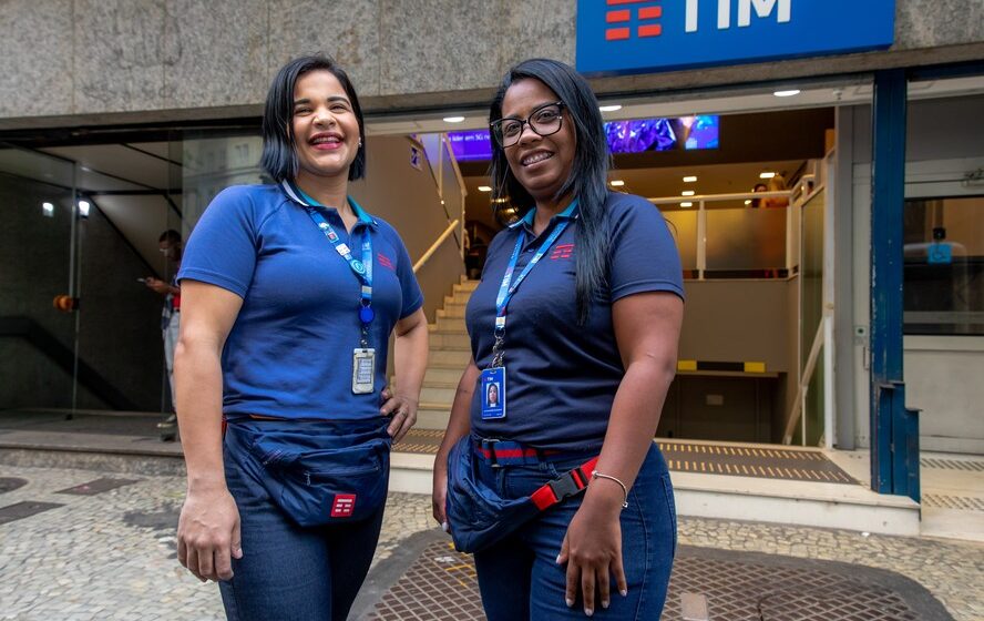 Logos da Poste Italiane e TIM Brasil com setas indicando aquisição de 66,6% da Telecom Italia