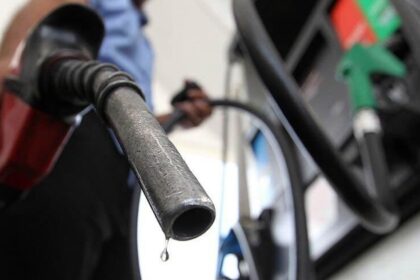 Bomba de combustível com etiqueta indicando 32% etanol anidro na gasolina