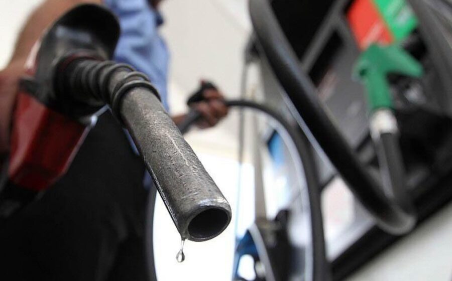 Bomba de combustível com etiqueta indicando 32% etanol anidro na gasolina