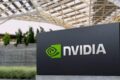 Logotipo da Nvidia sobre fundo de gráficos financeiros com destaque para US$ 150 bilhões em recompra de ações