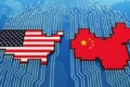 Líderes da China e EUA apertam as mãos sobre bandeiras nacionais simbolizando acordo comercial de US$ 30 bi e diálogo sobre IA