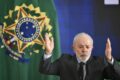 Governador Mateus Simões em coletiva, gráficos mostram aprovação 41% e rejeição 33% Datafolha