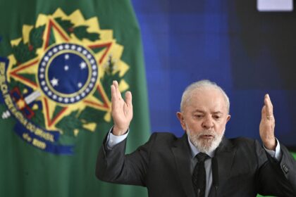 Governador Mateus Simões em coletiva, gráficos mostram aprovação 41% e rejeição 33% Datafolha