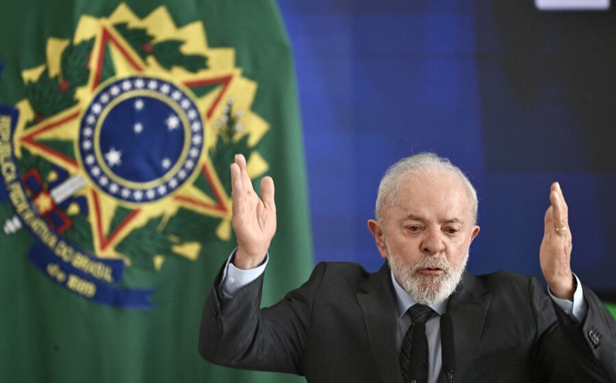 Governador Mateus Simões em coletiva, gráficos mostram aprovação 41% e rejeição 33% Datafolha