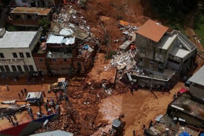 Cobertores feitos de uniformes da ArcelorMittal doados à ONG Anjos da Rua em Juiz de Fora