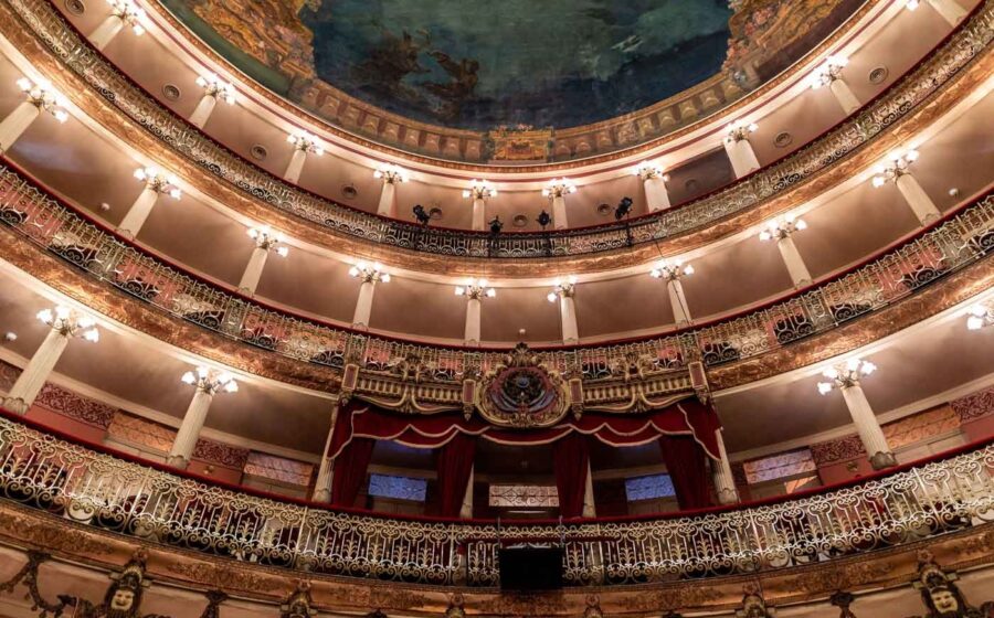 Teatro Amazonas lotado no 8º Festival Olhar do Norte em Manaus, plateia aguarda sessão de cinema amazônico