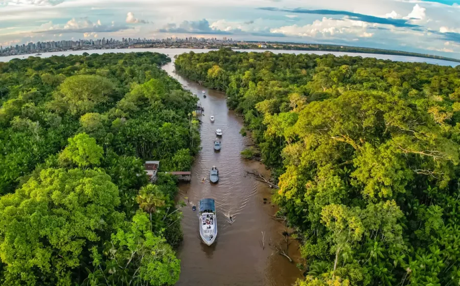 Barco do Projeto Alto Arapiuns atracado em comunidade ribeirinha do Pará com crianças sorrindo