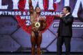 Fisiculturistas no palco do Mr. Olympia 2026 em Las Vegas competindo pela maior premiação do esporte