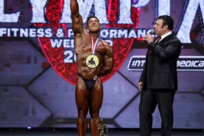 Fisiculturistas no palco do Mr. Olympia 2026 em Las Vegas competindo pela maior premiação do esporte