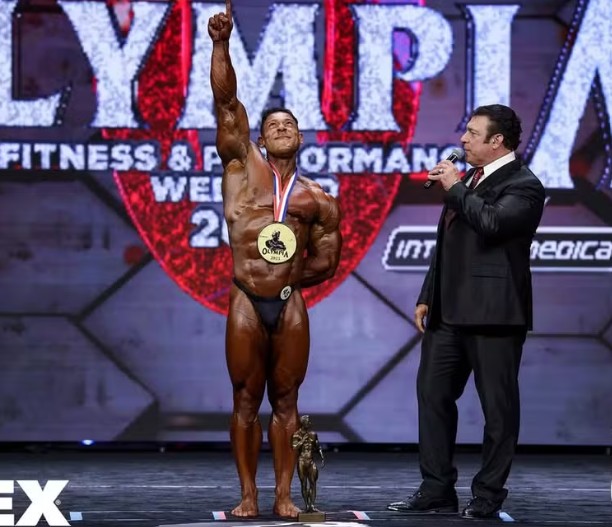 Fisiculturistas no palco do Mr. Olympia 2026 em Las Vegas competindo pela maior premiação do esporte
