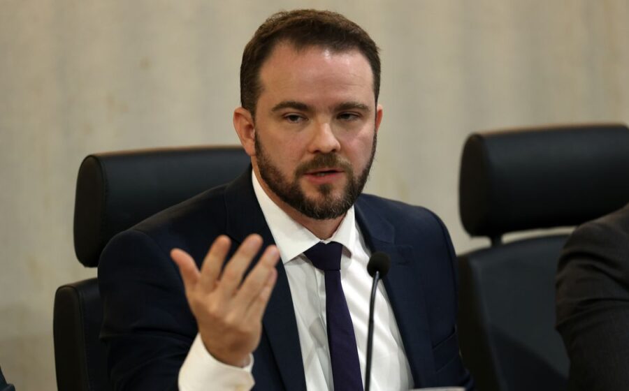 Ministro Dario Durigan em entrevista sobre preconceito fiscal e credibilidade econômica