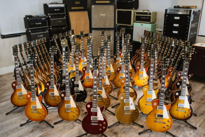 Cena do reality Duelo de Guitarras na TV Brasil: músicos com guitarras em casa-estúdio moderno