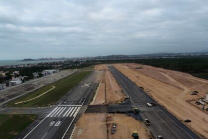 Aeroporto de Macaé com múltiplas aeronaves no pátio durante recorde de 132 voos diários