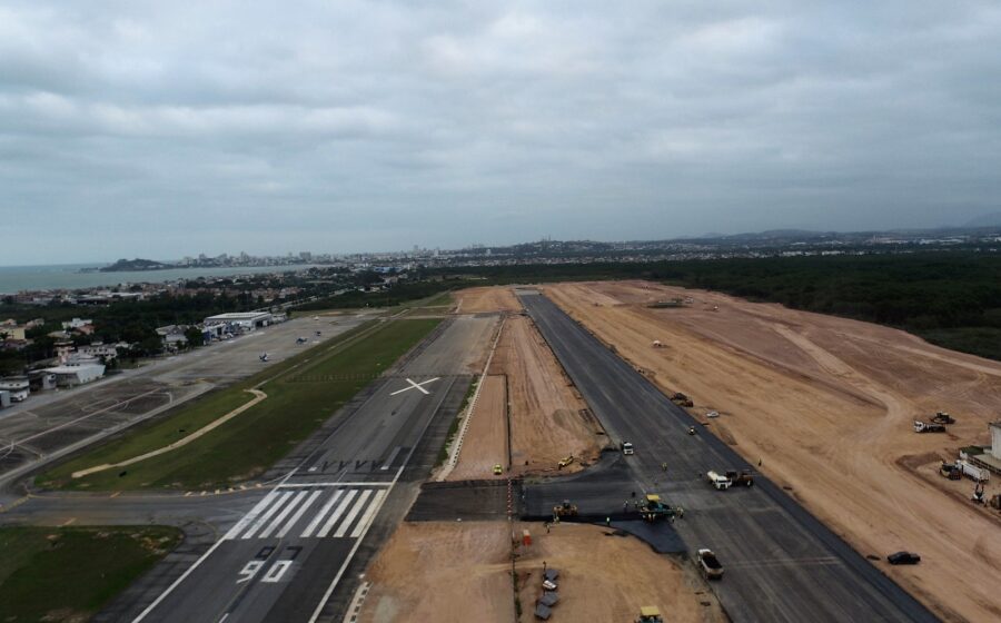 Aeroporto de Macaé com múltiplas aeronaves no pátio durante recorde de 132 voos diários
