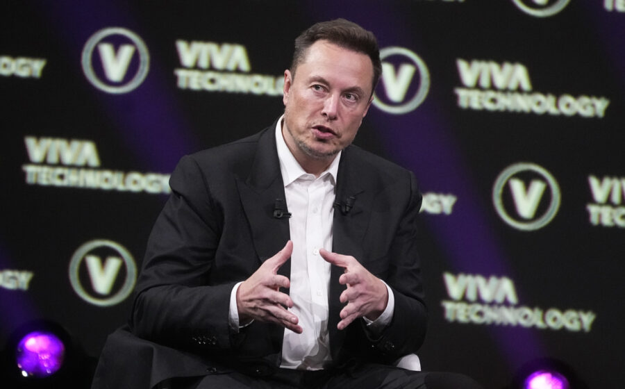 Elon Musk, CEO da SpaceX e Tesla, em retrato profissional; artigo sobre queda de patrimônio para US$ 908 bi