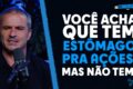 Grupo diversificado de economistas e ativistas sociais reunidos no Brasil, simbolizando união por políticas econômicas inclusivas