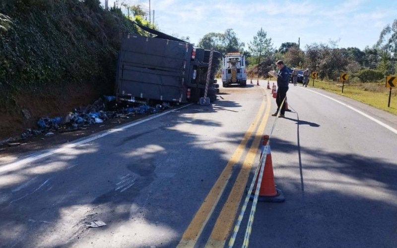 Ônibus da Real Maia tombado na BR-122 perto de Iraquara (BA) após acidente com 6 mortos