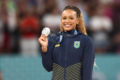 Tatiana Weston-Webb surfando em onda, medalhista prata Paris 2024