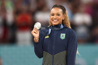 Tatiana Weston-Webb surfando em onda, medalhista prata Paris 2024