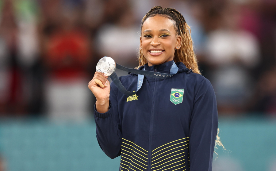 Tatiana Weston-Webb surfando em onda, medalhista prata Paris 2024