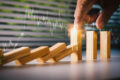 Casal analisando gráficos de investimento com expressões preocupadas, representando perfis de risco diferentes