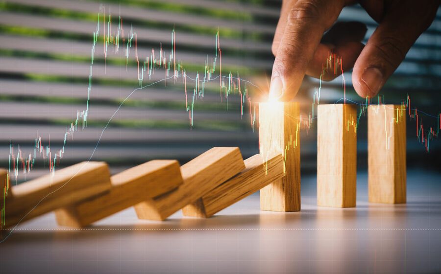 Casal analisando gráficos de investimento com expressões preocupadas, representando perfis de risco diferentes