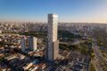 Canteiro de obras em São Paulo com estrutura de steel frame e pré-fabricados contrastando alvenaria tradicional