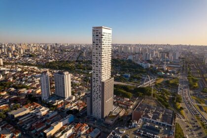 Canteiro de obras em São Paulo com estrutura de steel frame e pré-fabricados contrastando alvenaria tradicional